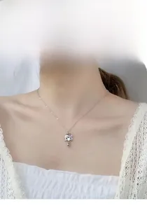 Détail du pendentif bonnet de Noël en argent S925 avec moissanite brillante sur modèle