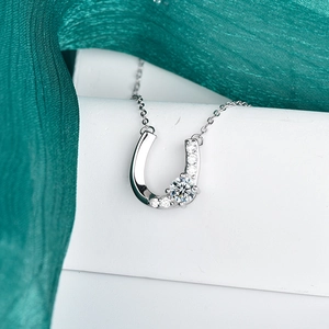 S925 sterling zilveren hoefijzer ketting met moissanite hanger op elegante groene zijde