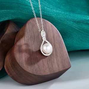 Elegant S925 sterling silver moissanite necklace with round freshwater pearl pendant