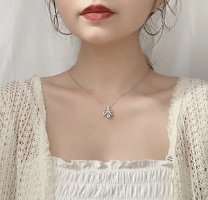 Détail du collier pendentif Tour Eiffel en argent 925 avec moissanite étincelante