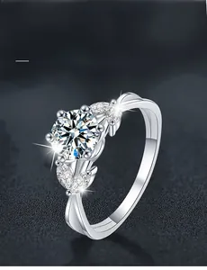 Dettaglio macro di moissanite taglio 3EX su anello floreale in argento S925