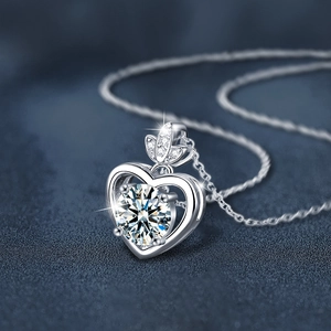 Collier coeur en argent S925 avec pendentif moissanite ronde sur fond bleu élégant