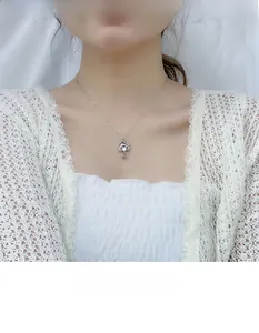 Gros plan d'un collier en argent S925 avec pendentif en moissanite en forme de cœur sur modèle
