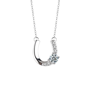 Elegante hoefijzer hanger van 925 sterling zilver met sprankelende moissaniet stenen