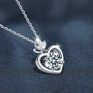 Collier coeur en argent sterling S925 avec moissanite sur un fond bleu sombre
