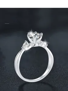 Dettaglio anello in argento S925 con moissanite rotonda da 1ct incastonata a sei griffe