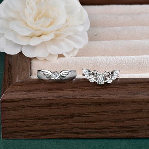 Anelli di coppia ali d'angelo in argento S925 con moissanite su portagioie scuro