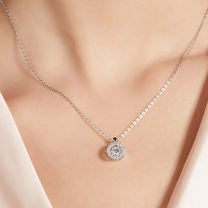 Élégant collier halo en argent sterling S925 avec pendentif en moissanite pour femme