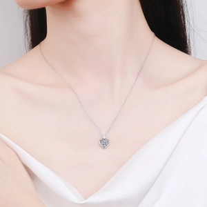 Collier coeur en argent sterling S925 avec pendentif moissanite sur chaîne fine en argent