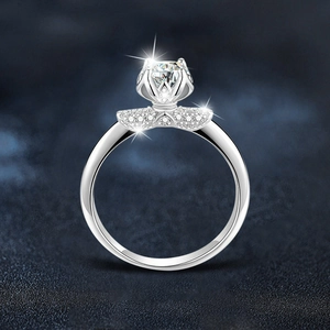 Bague en argent S925 avec moissanite, monture en lotus et pierres pavées sur fond bleu