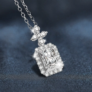 Collana in argento S925 con pendente in moissanite taglio radiant e halo