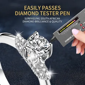 Bague en moissanite argent S925 montrant un éclat intense sous un testeur de diamant