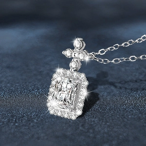 Collana con pendente in moissanite taglio Radiant in argento S925 e halo di diamanti
