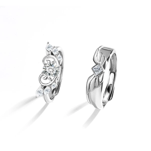 Anelli di coppia ali d'angelo in argento S925 con pietre di moissanite su sfondo bianco