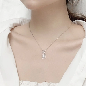 Elegante collana con ciondolo halo in moissanite taglio Radiant in argento S925