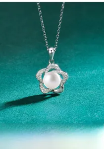 Détail du pendentif fleur en argent S925 avec moissanite et perle d'eau douce blanche