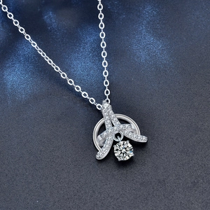 Élégant collier avec pendentif Tour Eiffel en argent S925 et pierre de moissanite brillante