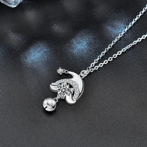Collier en argent S925 avec pendentif croissant de lune serti de moissanite et clochette