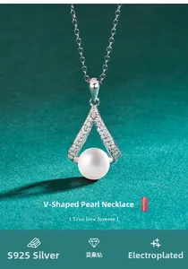 Dettaglio macro della collana in argento S925 a V con perla bianca e pietre moissanite