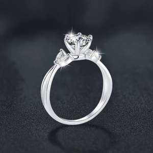 Elegante anello in argento sterling S925 con moissanite rotonda e pietre laterali marquise