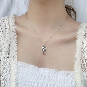 Collier en argent S925 avec pendentif croissant de lune et moissanite porté par femme