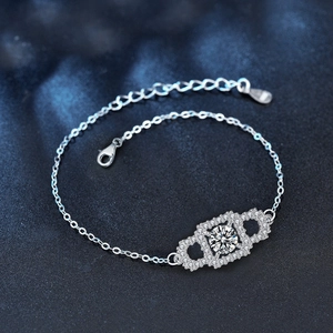 Bracelet en argent sterling S925 avec pierre de moissanite sur fond bleu texturé