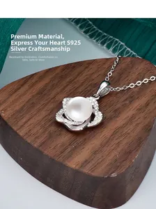 Détail du pendentif fleur en argent S925 avec perle d'eau douce et moissanites