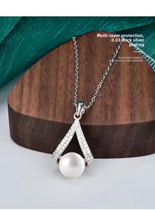 Dettaglio della collana in argento a V con moissanite e perla d'acqua dolce bianca