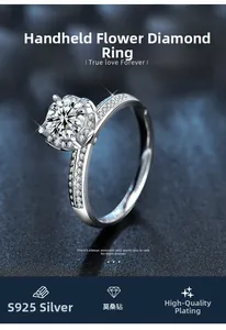 Dettaglio anello in argento 925 con moissanite e castone a forma di bouquet di fiori