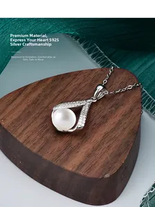 Dettaglio del ciondolo a V in argento S925 con perla d'acqua dolce e pavé di diamanti
