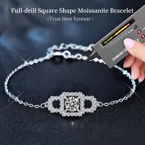 Bracelet moissanite carré en argent S925 présenté avec un testeur de diamant professionnel