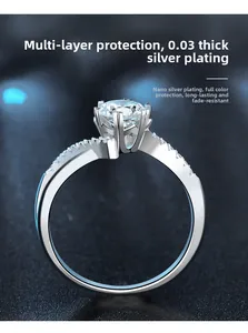 Détail macro de bague en argent s925 avec moissanite et nano-placage de 0,03 nm de haute qualité