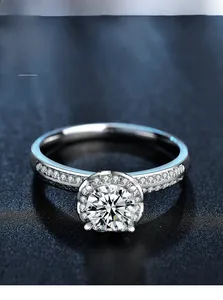 Dettaglio macro dell'anello moissanite in argento 925 con montatura halo 3EX scintillante