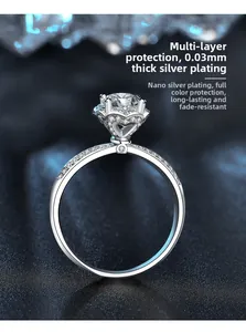 Dettaglio dell'anello in argento 925 con moissanite centrale e nano-placcatura