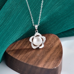 Collier en argent S925 avec pendentif perle fleur sur cœur en bois et soie verte