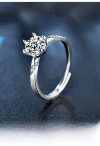 Primo piano di anello in argento 925 con moissanite incastonata a sei griffe e pietre luminose