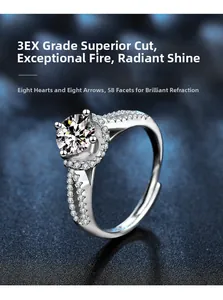 Dettaglio macro dell'anello in moissanite taglio 3EX con otto cuori e otto frecce