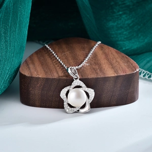 Collier en argent S925 avec perle d'eau douce et pendentif floral en moissanite sur chaîne