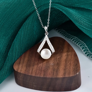 Collana a V in argento 925 con moissanite e ciondolo a perla tonda su seta