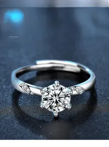 Vista macro dell'anello in argento 925 con montatura a sei griffe e dettagli a foglia
