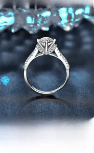 Dettaglio anello in argento 925 con moissanite, incastonatura a sei griffe e fascia regolabile