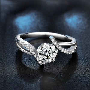 Bague luxueuse en argent 925 avec moissanite, sertissage six griffes et anneau torsadé