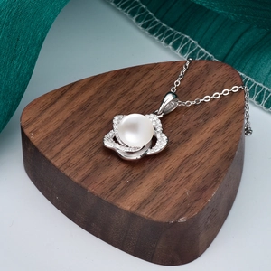 Collier en argent S925 avec perle d'eau douce et pendentif fleur en moissanite