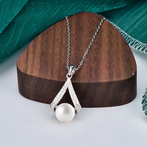 Collana a V in argento 925 con moissanite e ciondolo di perla d'acqua dolce bianca