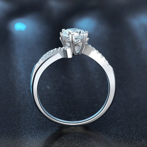 Bague luxueuse en argent S925 avec moissanite taille brillant et monture à six griffes