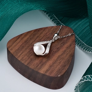 Collana in argento 925 con pendente a perla a V e Moissanite su tessuto verde scuro
