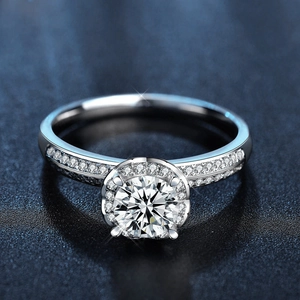 Lussuoso anello halo in argento 925 con moissanite e micro-pave su sfondo di pelle blu