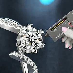 Bague élégante en argent S925 avec moissanite à six griffes et anneau torsadé