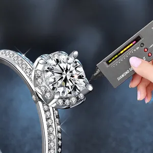 Anello in moissanite in argento 925 con design halo testato con penna per diamanti