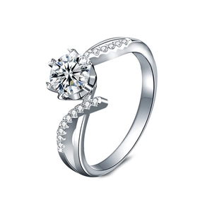 Bague moissanite en argent S925 à six griffes avec anneau torsadé pavé sur fond blanc
